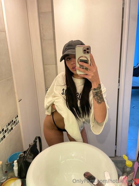 Nacktes geleaktes OnlyFans-Foto von Hottie Mari