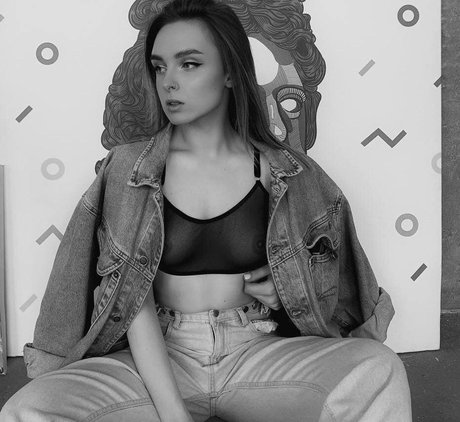 Nacktes geleaktes OnlyFans-Foto von Elsa Jay