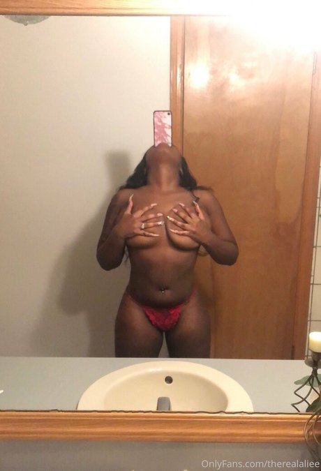 Nacktes geleaktes OnlyFans-Foto von Therealaliee