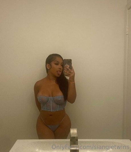 Nacktes geleaktes OnlyFans-Foto von Siangie Twins