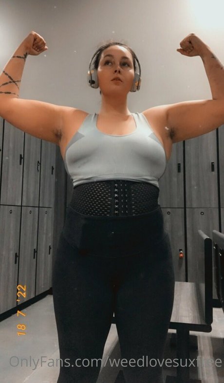 Nacktes geleaktes OnlyFans-Foto von Weedlovesuxfree