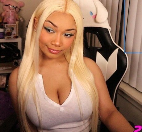 Nacktes geleaktes OnlyFans-Foto von Mariiiisel