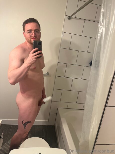 Nacktes geleaktes OnlyFans-Foto von Conbud