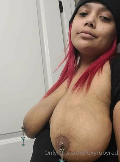 Nacktes geleaktes OnlyFans-Foto von Foxyrubyred