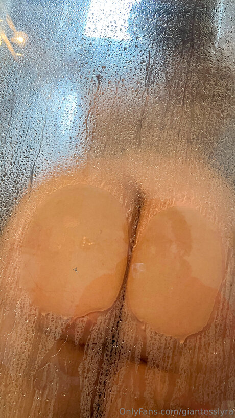 Nacktes geleaktes OnlyFans-Foto von Giantesslyra