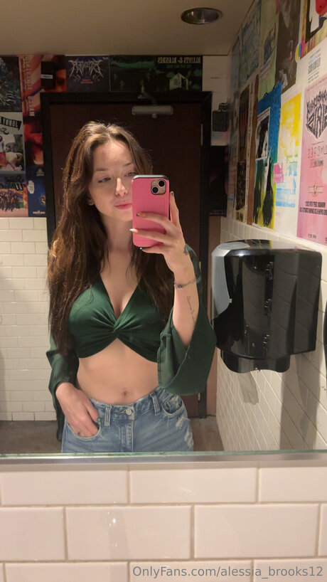 Nacktes geleaktes OnlyFans-Foto von Alessia Brooks12