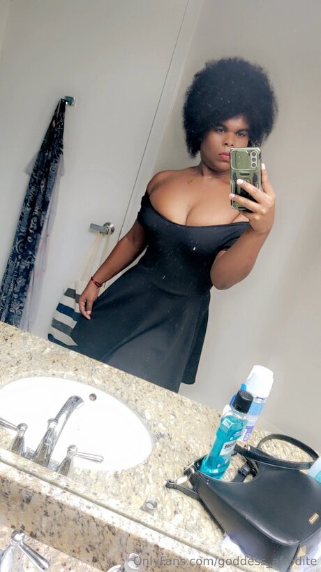 Nacktes geleaktes OnlyFans-Foto von Goddess Afrodite