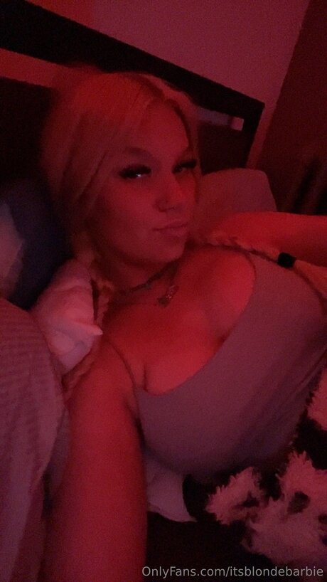 Nacktes geleaktes OnlyFans-Foto von Itsblondebarbie