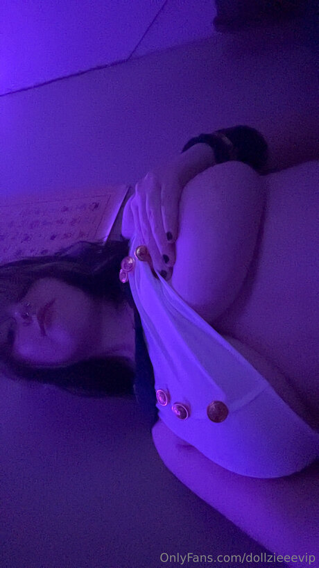 Nacktes geleaktes OnlyFans-Foto von Dollzieeevip