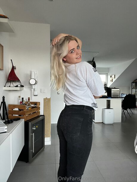Nacktes geleaktes OnlyFans-Foto von Bellablondofficial