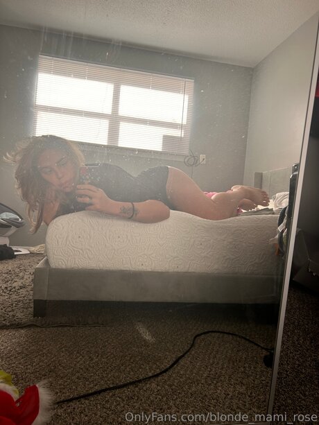 Blonde Mami Rose