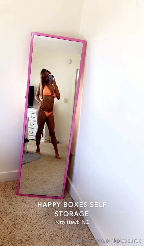 Nacktes geleaktes OnlyFans-Foto von Pinkpleasuree