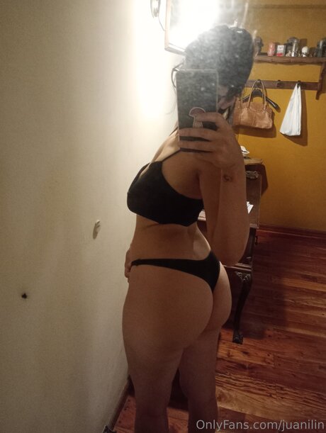 Nacktes geleaktes OnlyFans-Foto von Juanilin