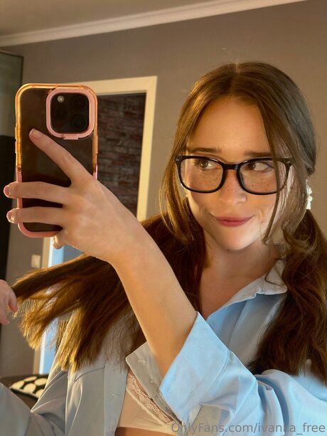 Nacktes geleaktes OnlyFans-Foto von Ivanka Free