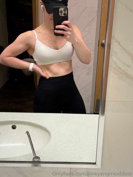 Nacktes geleaktes OnlyFans-Foto von Kinkyengrnextdoor