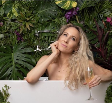 Nacktes geleaktes OnlyFans-Foto von Nikki Glaser