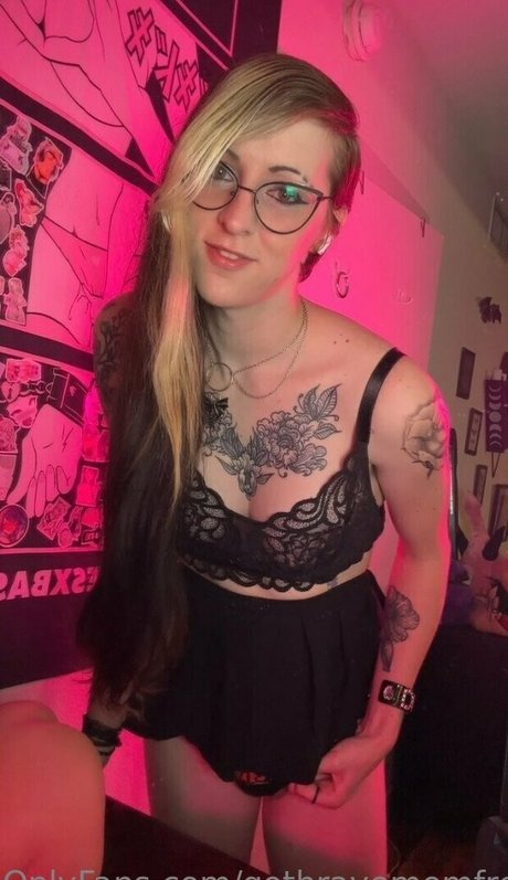 Nacktes geleaktes OnlyFans-Foto von Gothravemomfree
