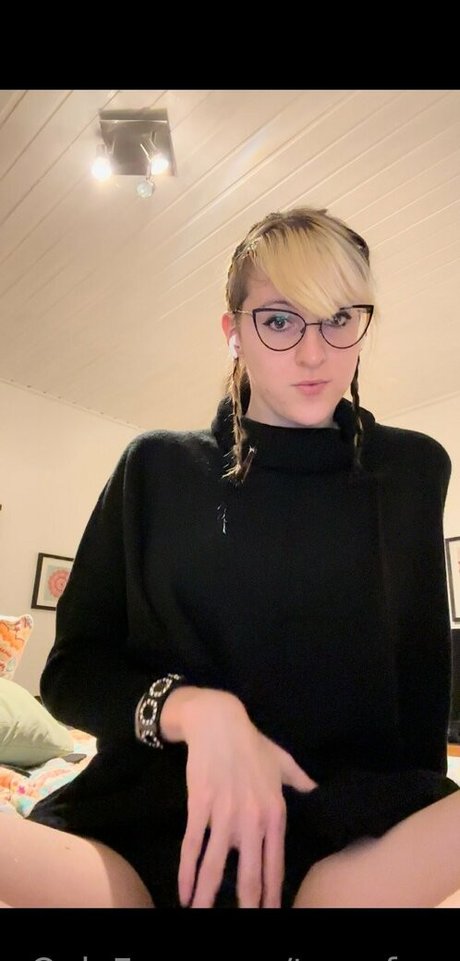 Nacktes geleaktes OnlyFans-Foto von Gothravemomfree