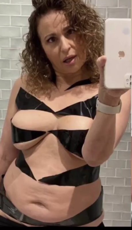 Nacktes geleaktes OnlyFans-Foto von Nadia Sawalha