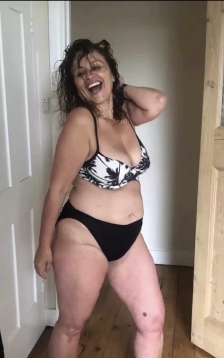 Nacktes geleaktes OnlyFans-Foto von Nadia Sawalha