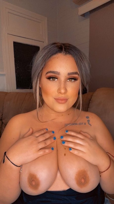 Nacktes geleaktes OnlyFans-Foto von Mollygreypreviews