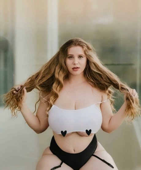 Nacktes geleaktes OnlyFans-Foto von Nena May