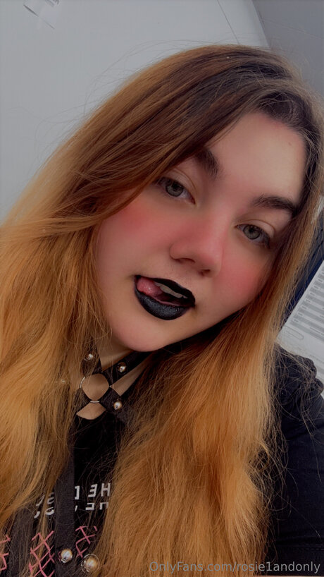 Nacktes geleaktes OnlyFans-Foto von Rosie1andonly