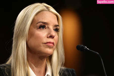Nacktes geleaktes OnlyFans-Foto von Pam Bondi