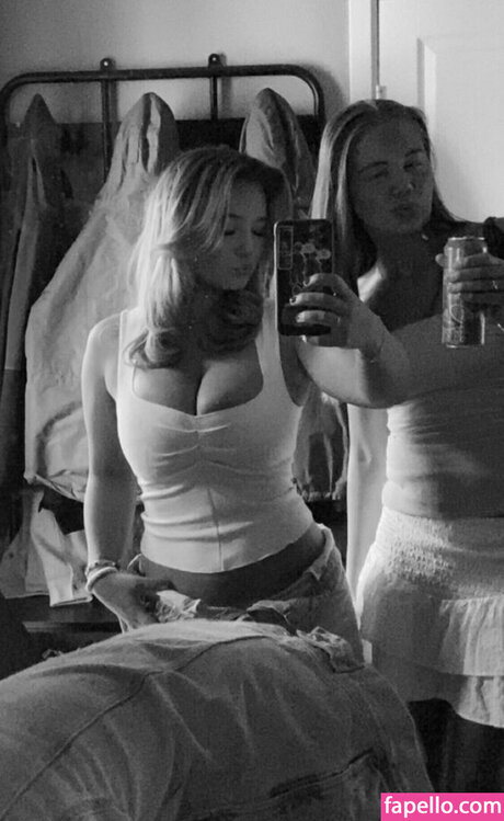 Nacktes geleaktes OnlyFans-Foto von Julianne Larsen