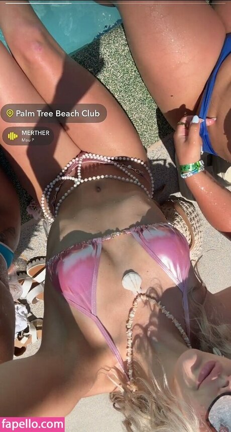 Nacktes geleaktes OnlyFans-Foto von Caroline Ambrose