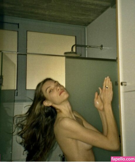 Nacktes geleaktes OnlyFans-Foto von Charlotte Cardin Nue