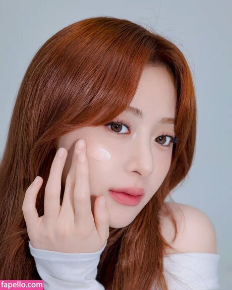 Huh Yunjin 허윤진
