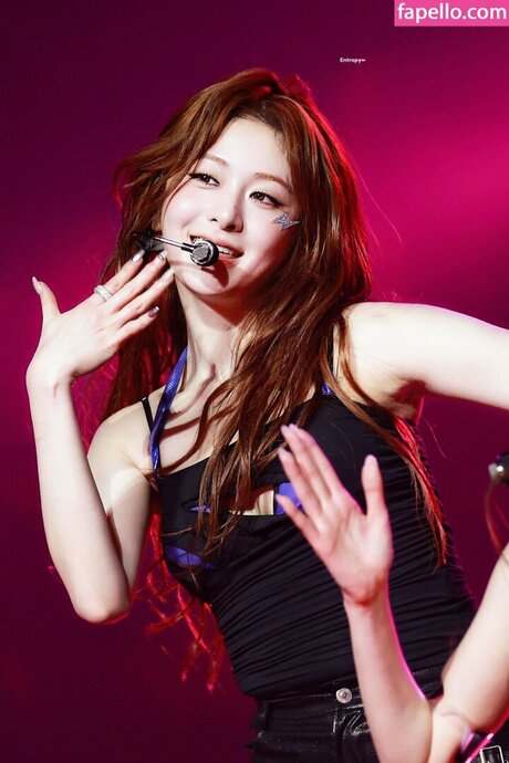 Huh Yunjin 허윤진
