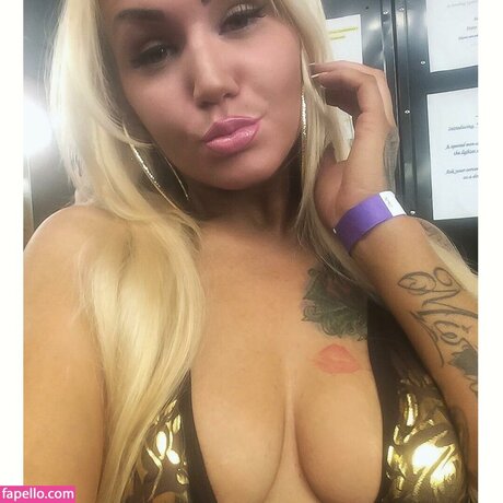 Nacktes geleaktes OnlyFans-Foto von Trinaleigh