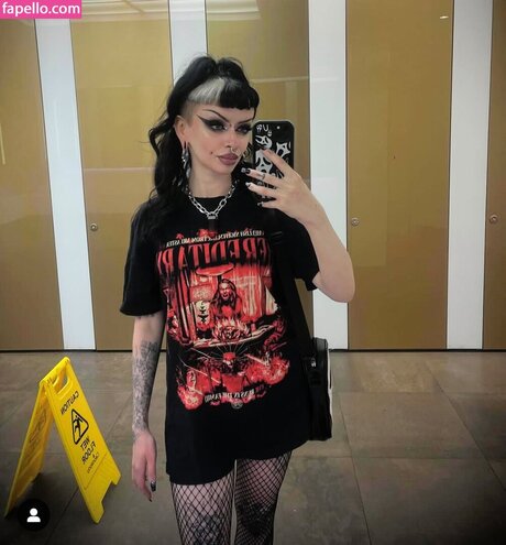 Nacktes geleaktes OnlyFans-Foto von Livingdeadgxrl