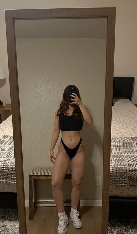 Nacktes geleaktes OnlyFans-Foto von Nelly Becmac