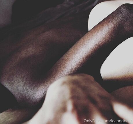 Nacktes geleaktes OnlyFans-Foto von Leah And Bear