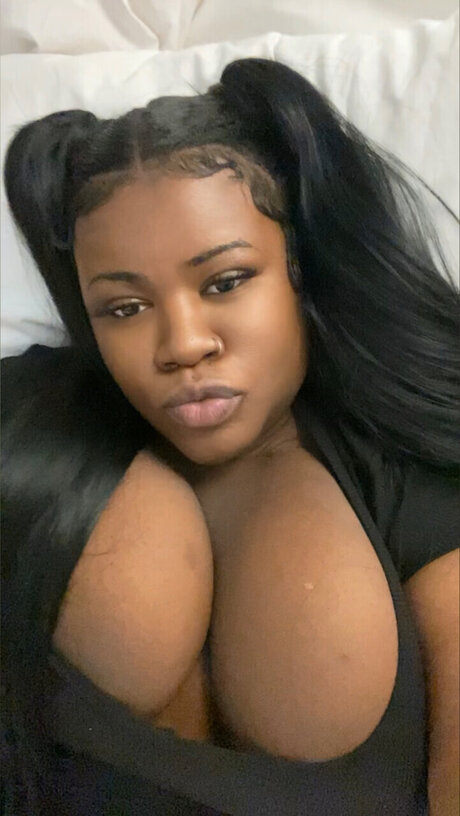 Nacktes geleaktes OnlyFans-Foto von Roxkiiblaxx