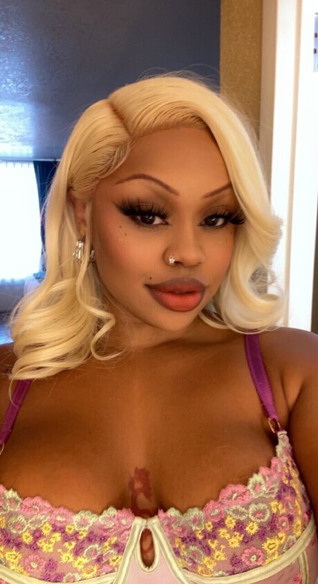 Nacktes geleaktes OnlyFans-Foto von Discobarbie