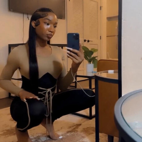 Nacktes geleaktes OnlyFans-Foto von Bombshell Cherry Cane