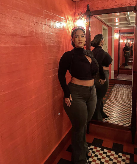 Nacktes geleaktes OnlyFans-Foto von Katelyn Folasade