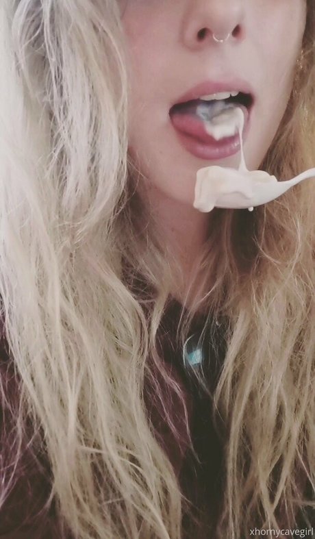 Hornycavegirl