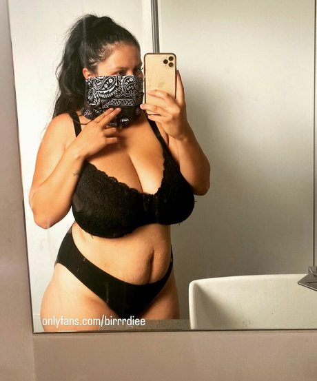 Nacktes geleaktes OnlyFans-Foto von Mzbirrrdiee
