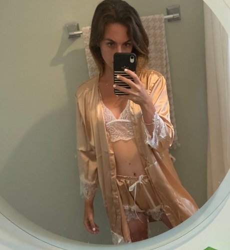 Nacktes geleaktes OnlyFans-Foto von Miss Bell Asmr