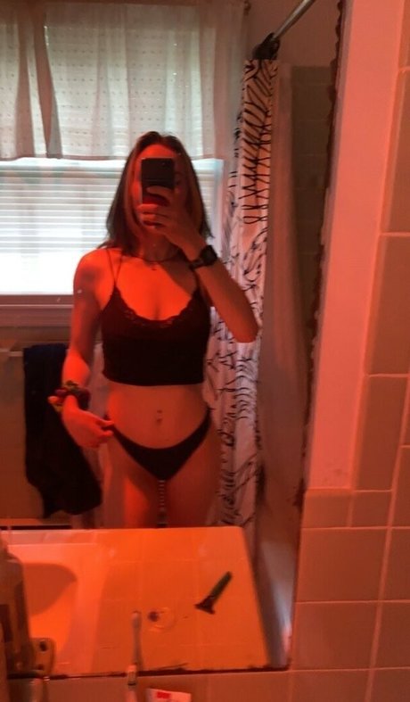 Nacktes geleaktes OnlyFans-Foto von Babykannabis