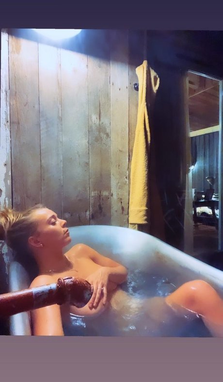 Nacktes geleaktes OnlyFans-Foto von Becky Hill