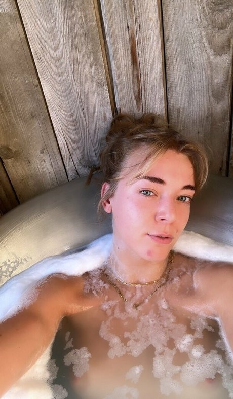 Nacktes geleaktes OnlyFans-Foto von Becky Hill