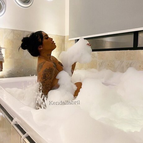 Nacktes geleaktes OnlyFans-Foto von Kendallabril Gratis