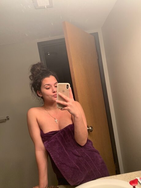 Nacktes geleaktes OnlyFans-Foto von Peaches N Cream 