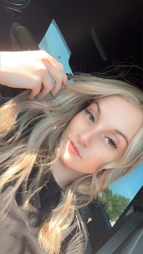 Nacktes geleaktes OnlyFans-Foto von Emily Paige